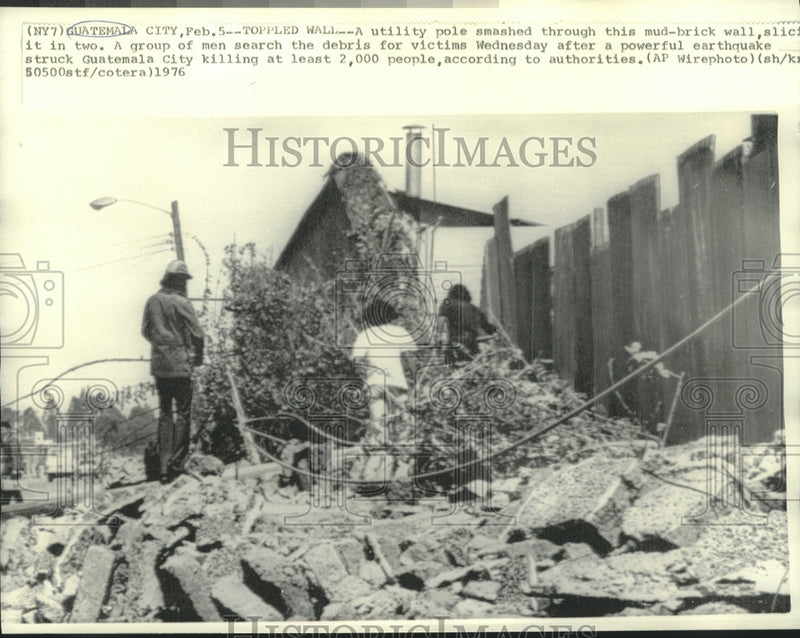 Load image into Gallery viewer, 1976 Press Photo Group of men search debris for earthquake victims in Guatemala
