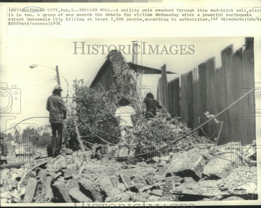 1976 Press Photo Group of men search debris for earthquake victims in Guatemala