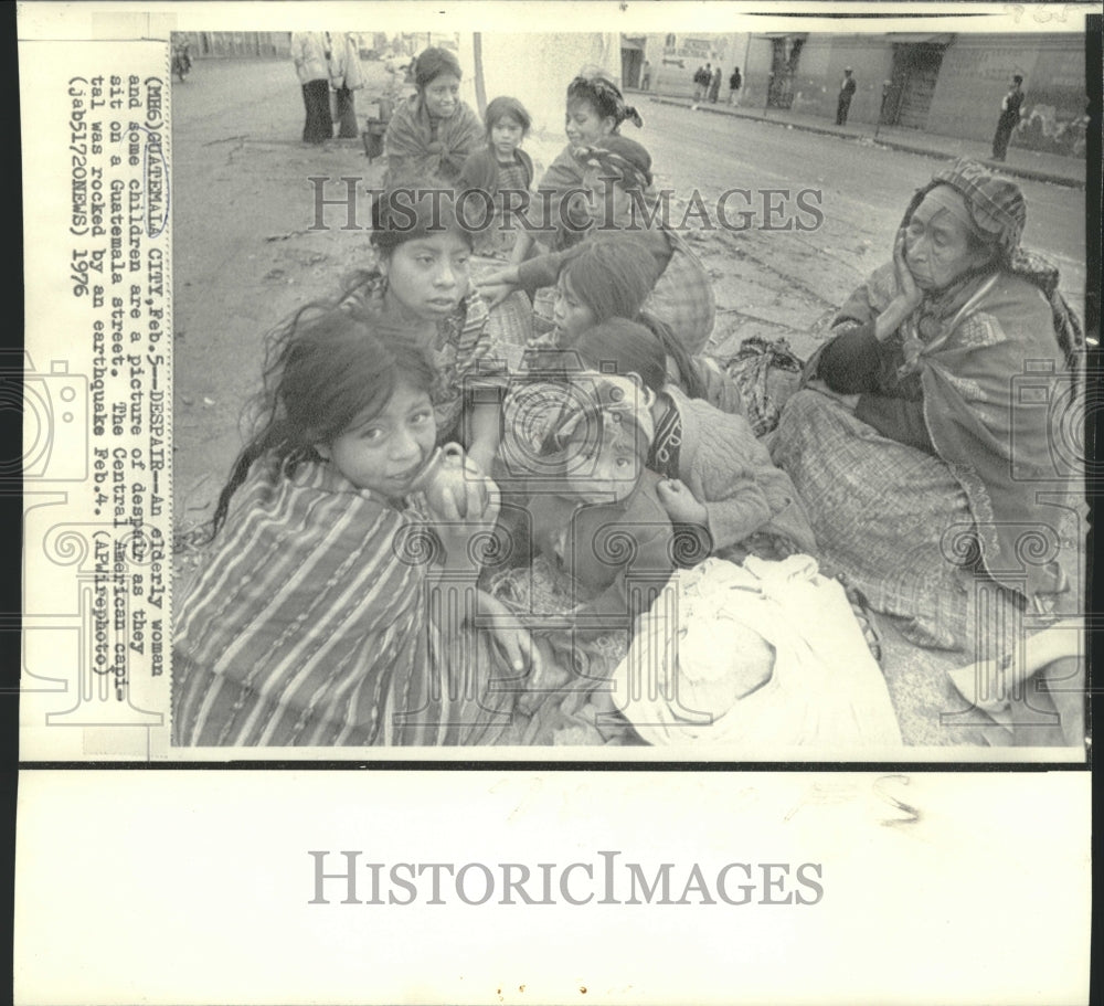 1976 Press Photo Guatemala earthquake-Elderly woman &amp; children sit in the street