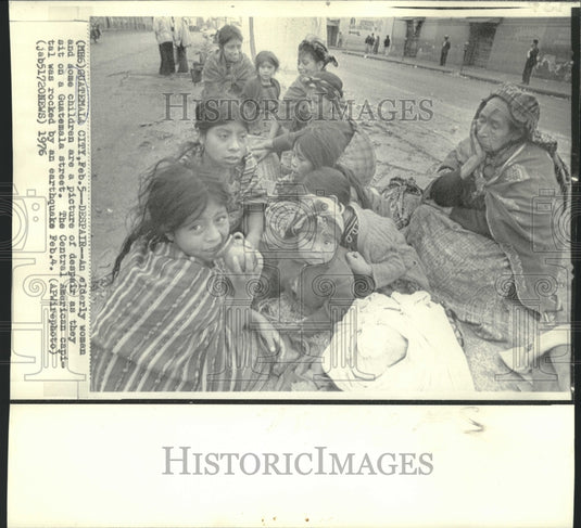 1976 Press Photo Guatemala earthquake-Elderly woman & children sit in the street
