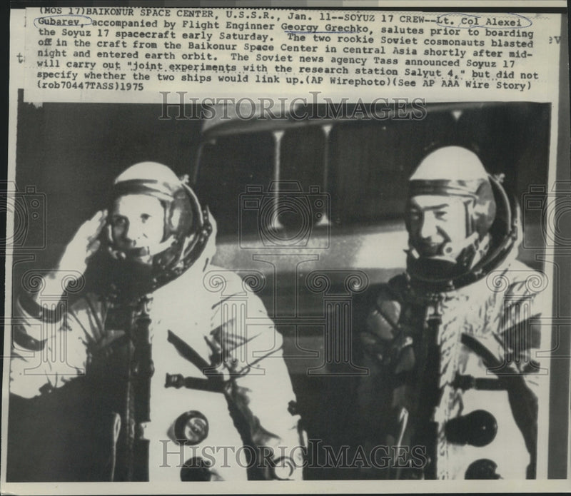 Load image into Gallery viewer, 1975 Press Photo Soyuz 17 crew, Lt. Col. Alexei Gubarev &amp; flight engineer salute
