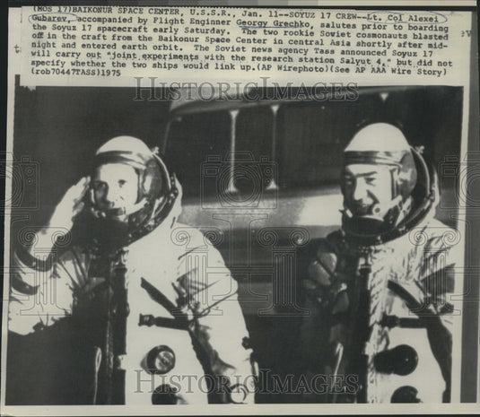 1975 Press Photo Soyuz 17 crew, Lt. Col. Alexei Gubarev & flight engineer salute
