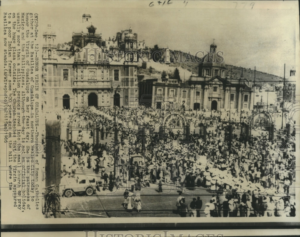 1966 Press Photo Roman Catholics at Basilica to honor Virgin Guadalupe