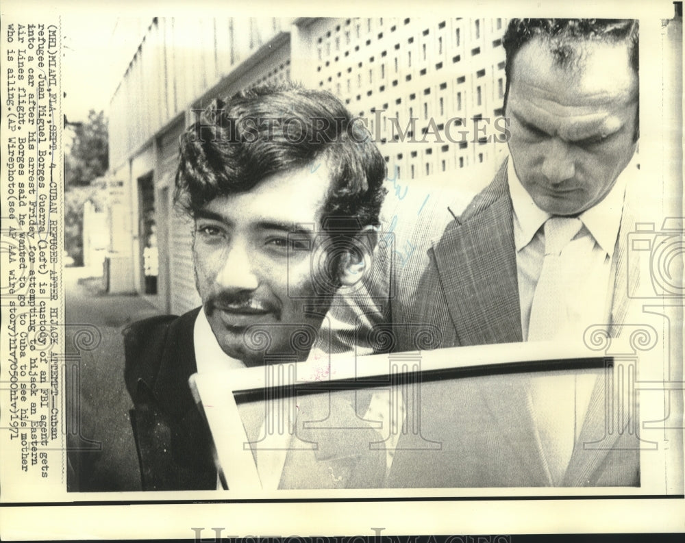 1971 Press Photo Cuban refugee Guerra in custody of FBI for attempted hijacking