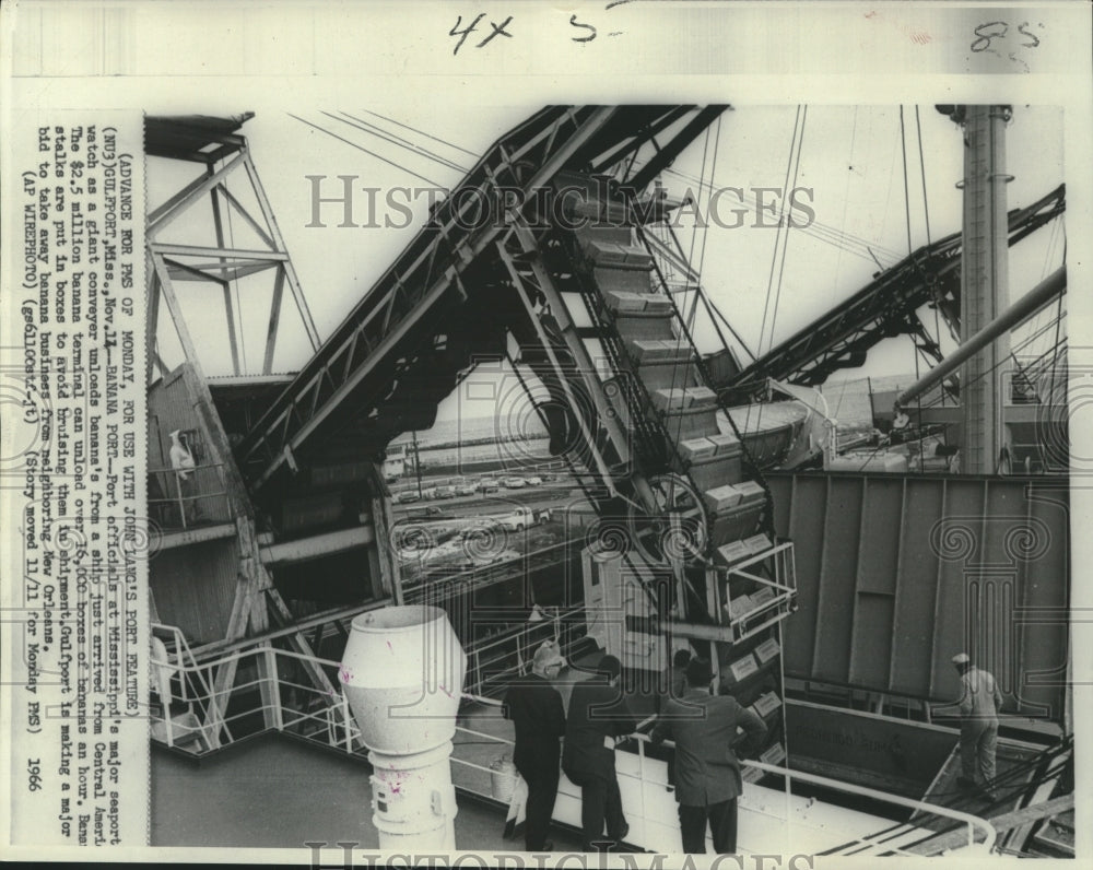 1966 Press Photo Gulfport officials watch conveyor unload bananas from ship