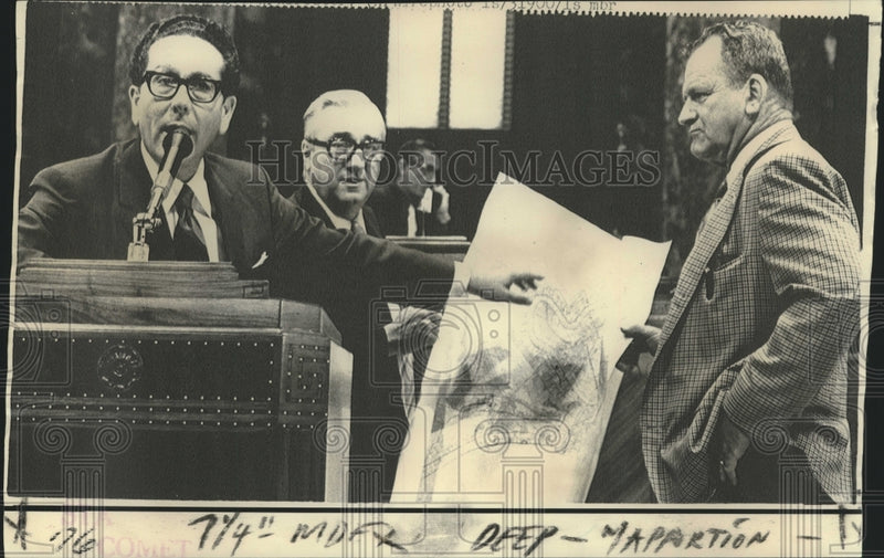 Load image into Gallery viewer, 1971 Press Photo Senator Guste &amp; others discuss Senate Reapportionment Bill
