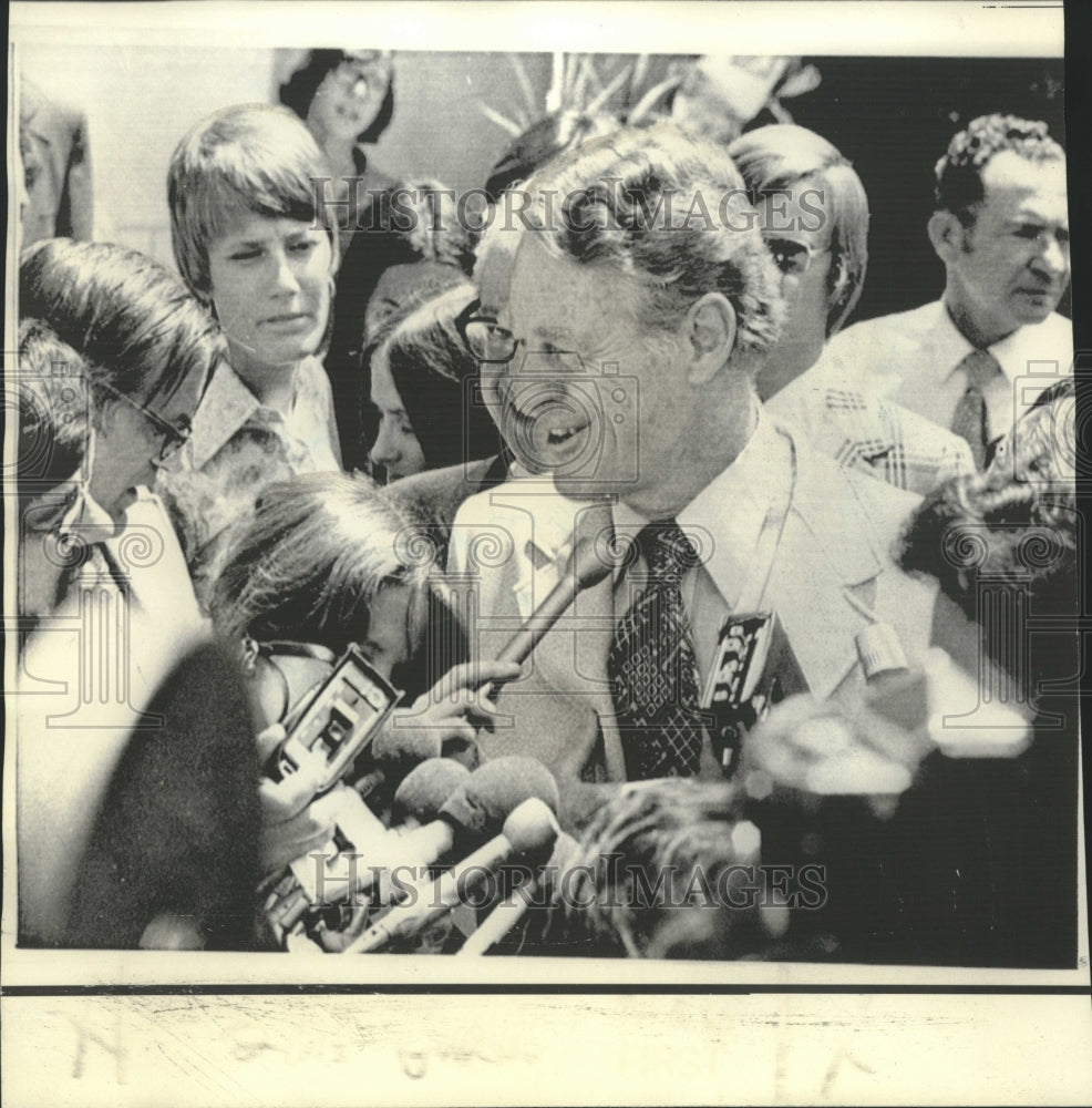 1975 Press Photo Former Senator Gurney with daughters at news conference