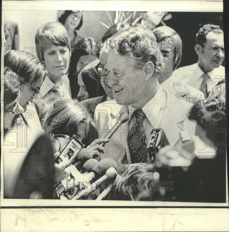 Load image into Gallery viewer, 1975 Press Photo Former Senator Gurney with daughters at news conference
