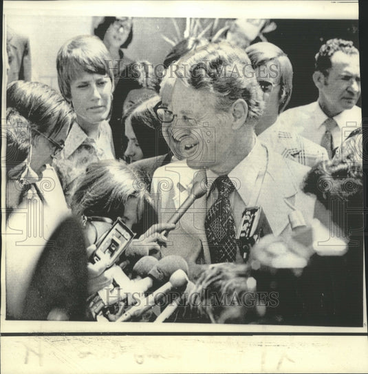 1975 Press Photo Former Senator Gurney with daughters at news conference
