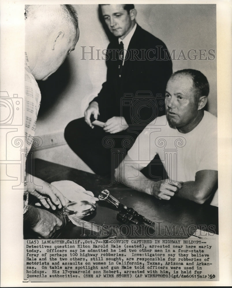 1960 Press Photo Detectives question Elton Harold Hale on four-state robberies.