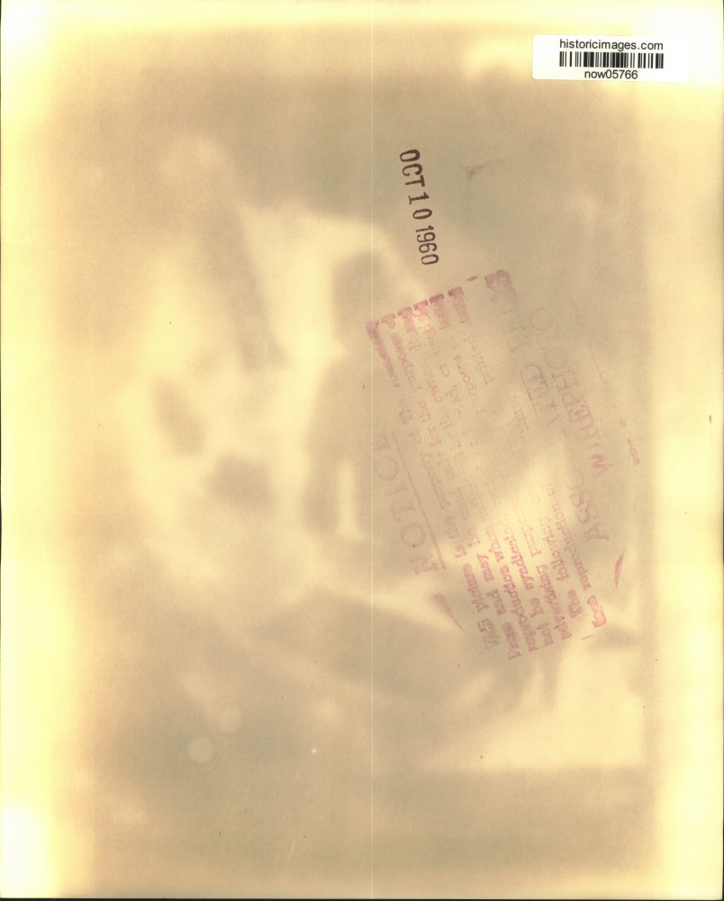 1960 Press Photo Detectives question Elton Harold Hale on four-state robberies.