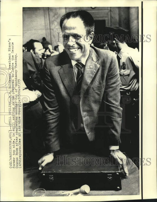 1973 Press Photo H.R. Haldeman prepares to leave Senate Caucus Room - now05775