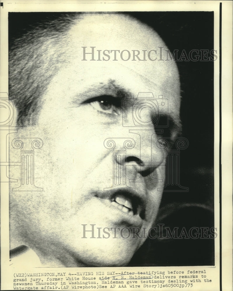 1973 Press Photo Former White House aide Haldeman speaks with newsmen