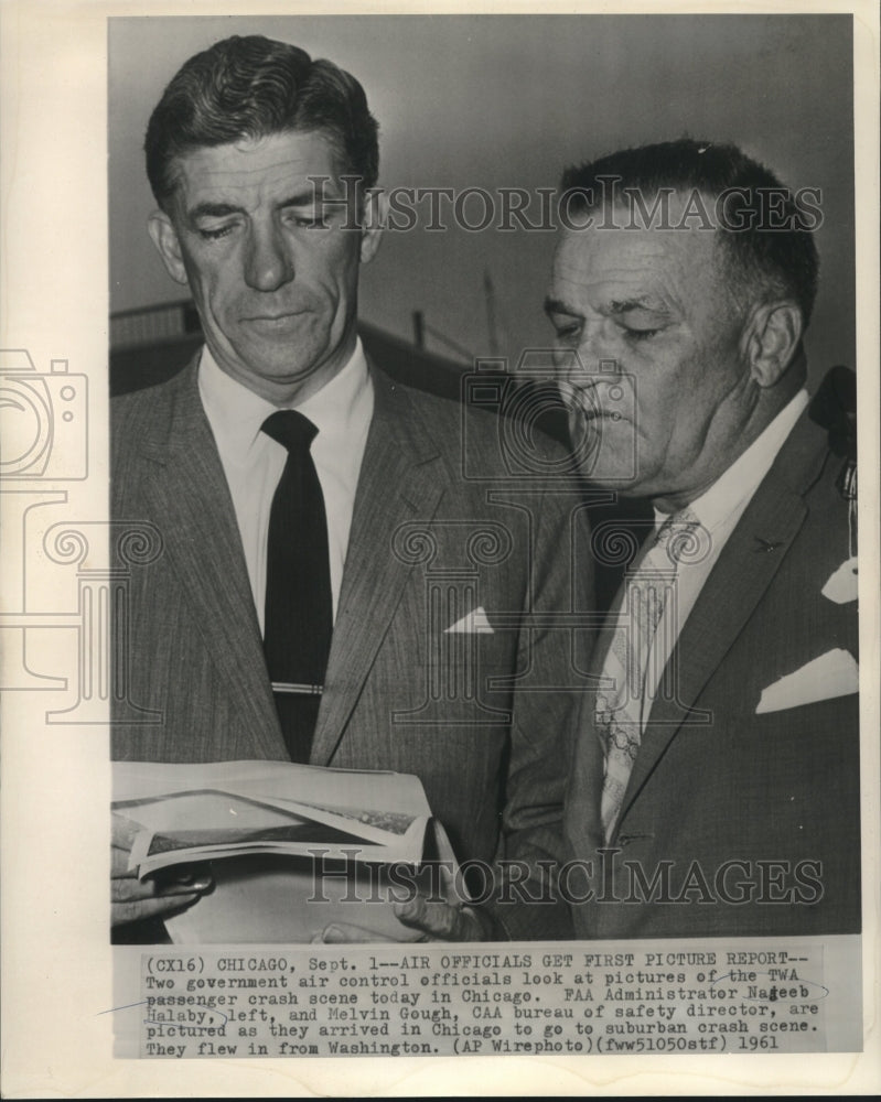 Load image into Gallery viewer, 1961 Press Photo FAA Administrator Halaby &amp; others study TWA crash pictures
