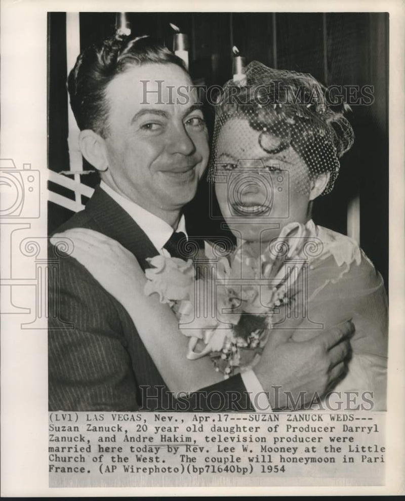 Load image into Gallery viewer, 1954 Press Photo Susan Zanuck and Andre Hakim married in Las Vegas, Nevada
