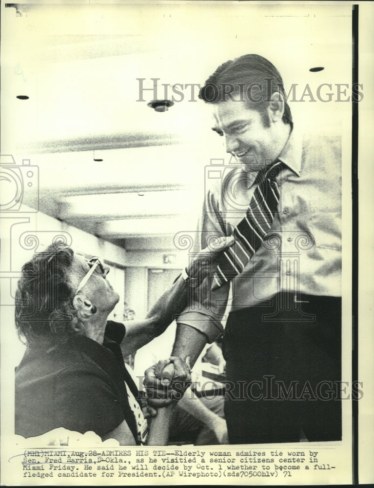 1971 Press Photo Senator Fred Harris' tie admired by senior center resident