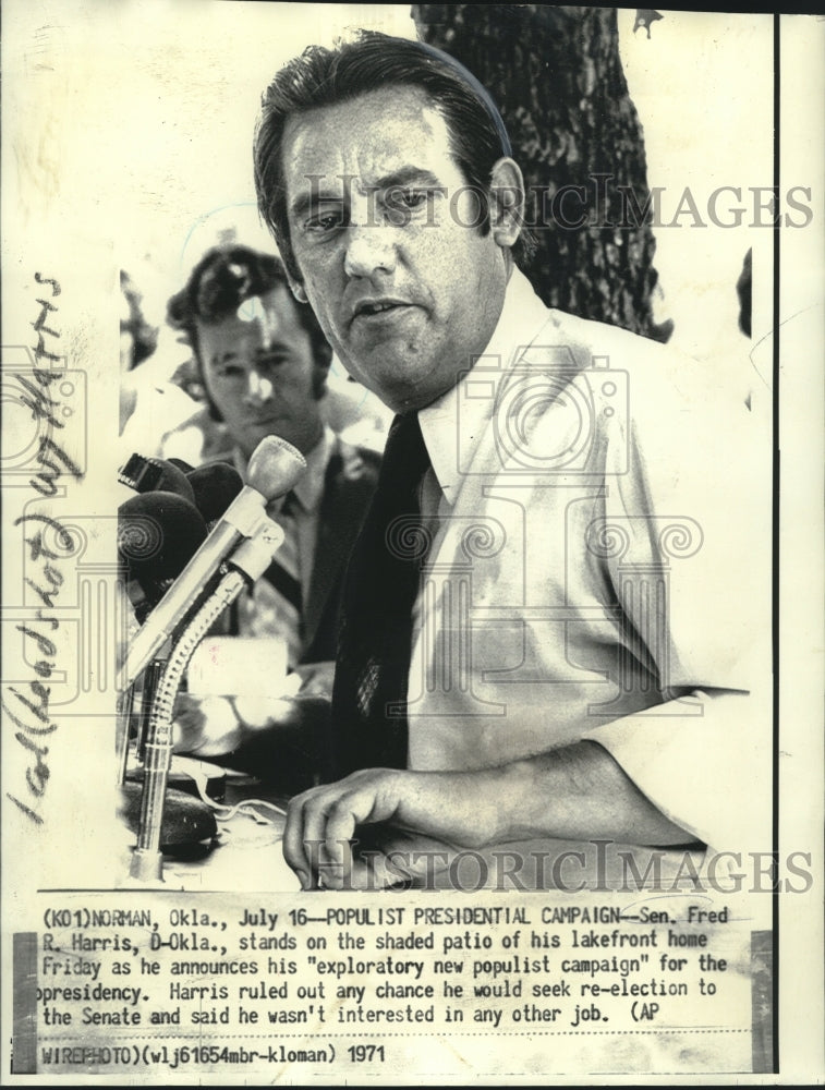 1971 Press Photo Senator Fred Harris speaks at news conference from his home