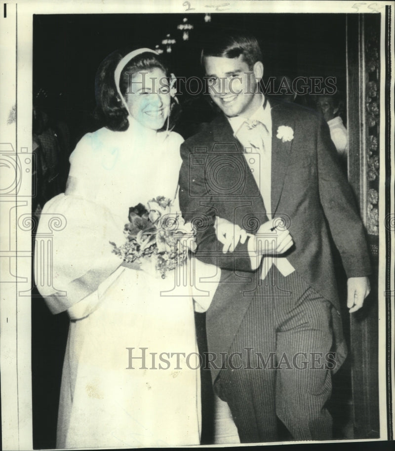 Load image into Gallery viewer, 1969 Press Photo Kristina Knudsen and Lt.Stephen Gregg wed in Michigan
