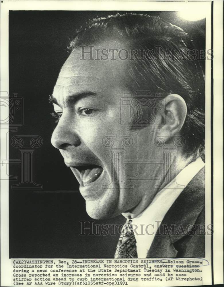 Load image into Gallery viewer, 1971 Press Photo Nelson Gross of International Narcotics Control with newsmen
