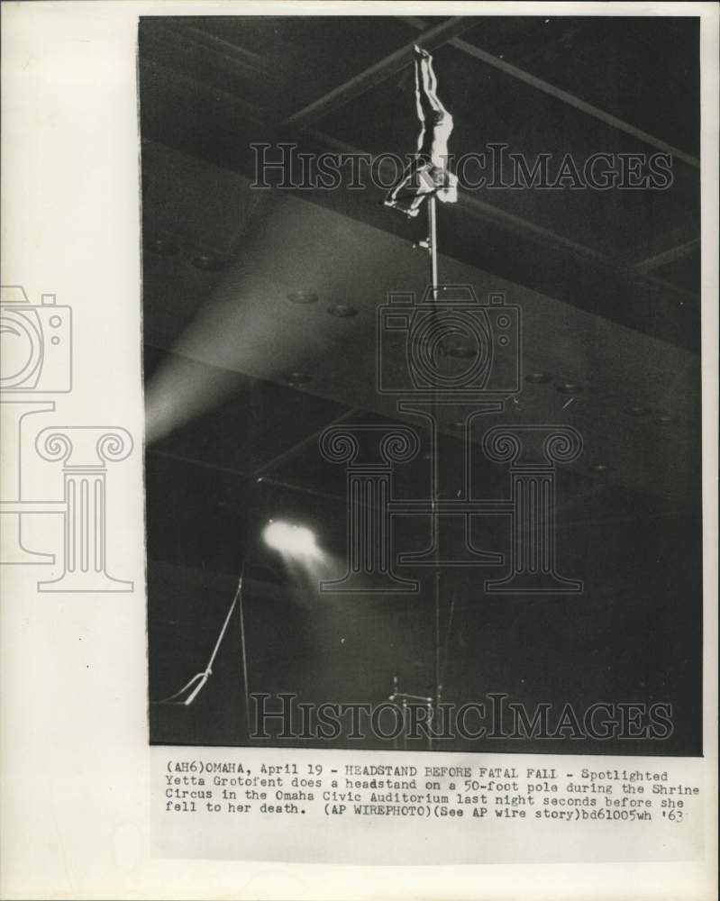 Load image into Gallery viewer, 1963 Press Photo Yetta Grotofent performs on 50-foot pole at Shrine Circus in NE
