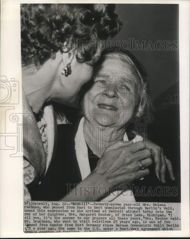 1962 Press Photo Mrs. Helena Gruebnau reunited with daughter Mrs. Reuter in MI