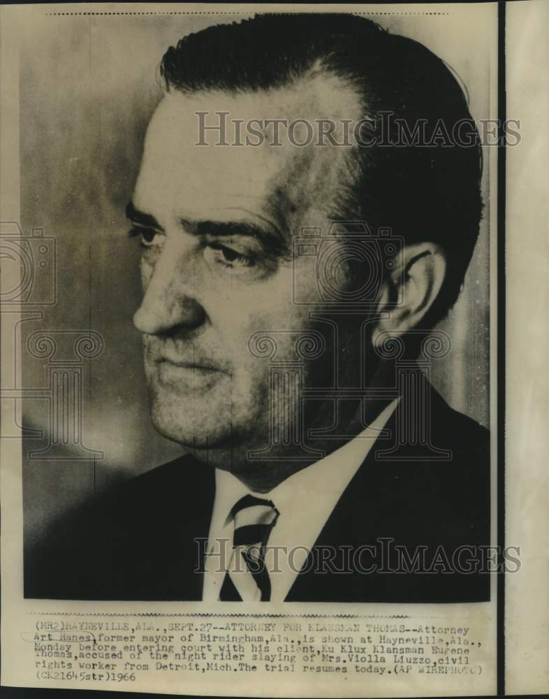 1966 Press Photo Art Hanes enters court as attorney for Klansman Eugene Thomas
