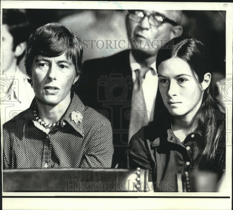 Load image into Gallery viewer, 1973 Press Photo Jo and Susan Haldeman, wife &amp; daughter of Watergate witness
