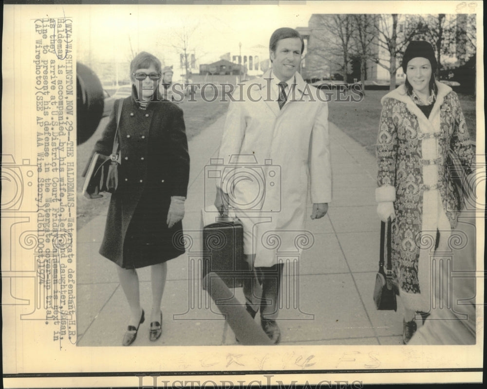 1974 Press Photo H. R. Haldeman & family arrive at U.S. District Court