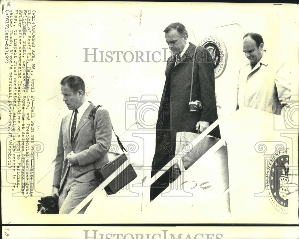 1973 Press Photo White House aides Haldeman & Erlichman & another deplane AF One