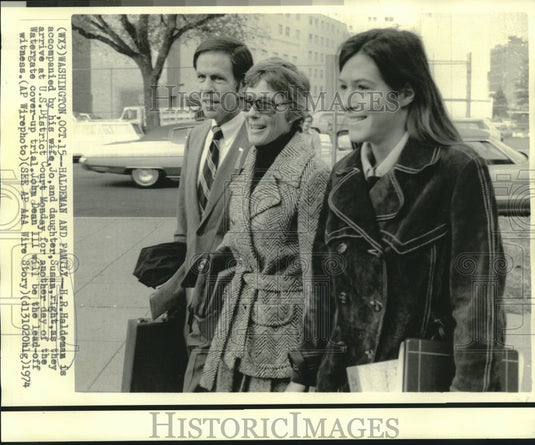 1974 Press Photo H.R. Haldeman & family arrive at U.S. District Court