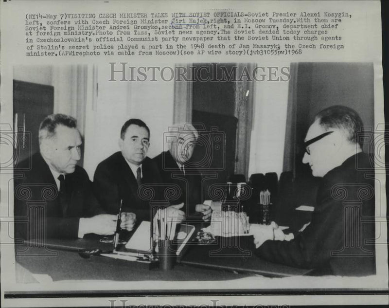 Load image into Gallery viewer, 1968 Press Photo Soviet Premier Kosygin &amp; Czech's Hajek with others in Moscow
