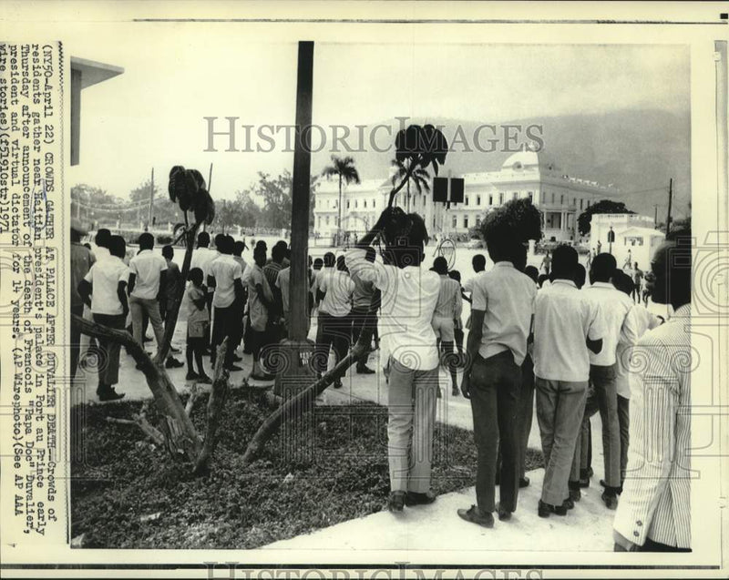 Load image into Gallery viewer, 1971 Press Photo Port au Prince residents gather near Presidential Palace
