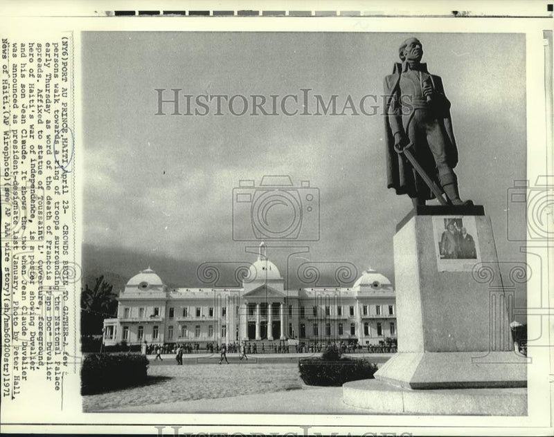 Load image into Gallery viewer, 1971 Press Photo Crowds begin to gather at Port Au Prince Presidential Palace
