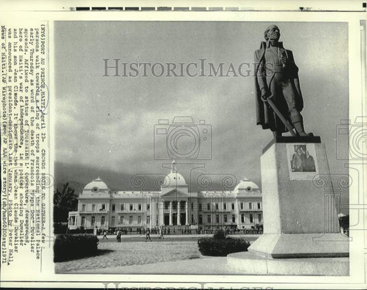 1971 Press Photo Crowds begin to gather at Port Au Prince Presidential Palace