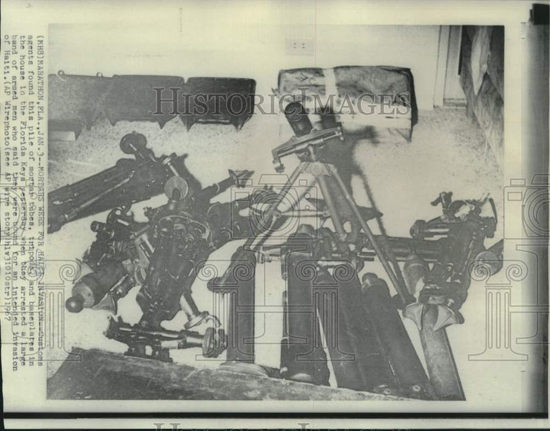 Load image into Gallery viewer, 1967 Press Photo Confiscated weapons of band of armed men in Florida Keys
