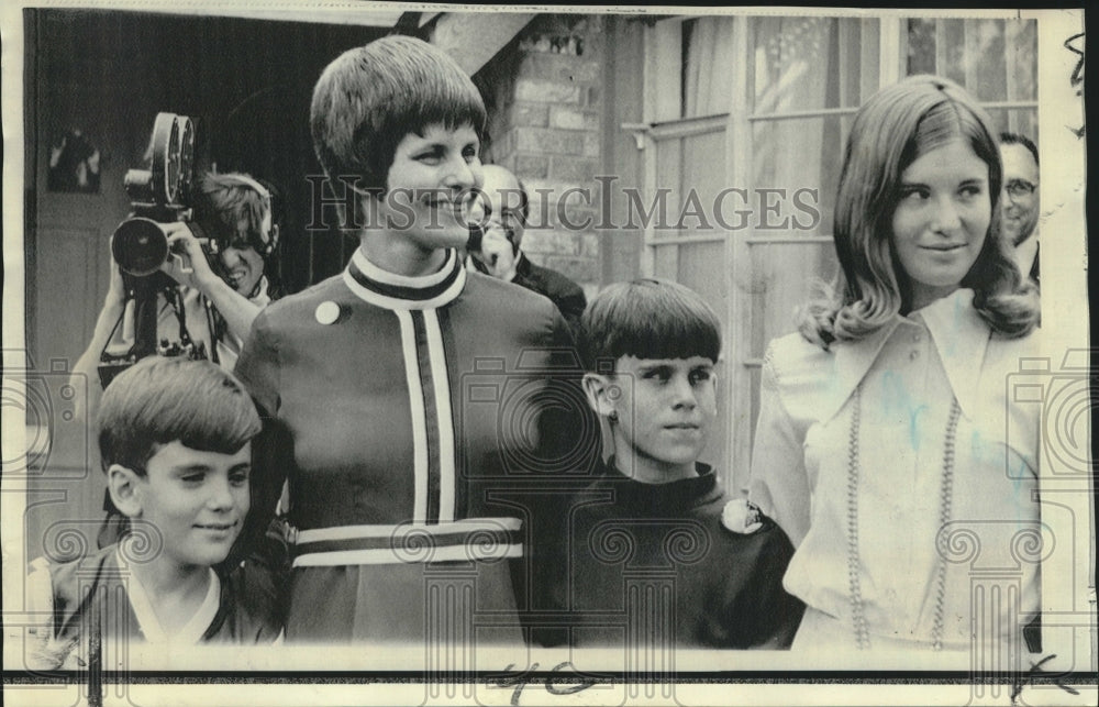 1970 Press Photo Mrs. Fred Haise &amp; children meet newsmen at their Houston home.
