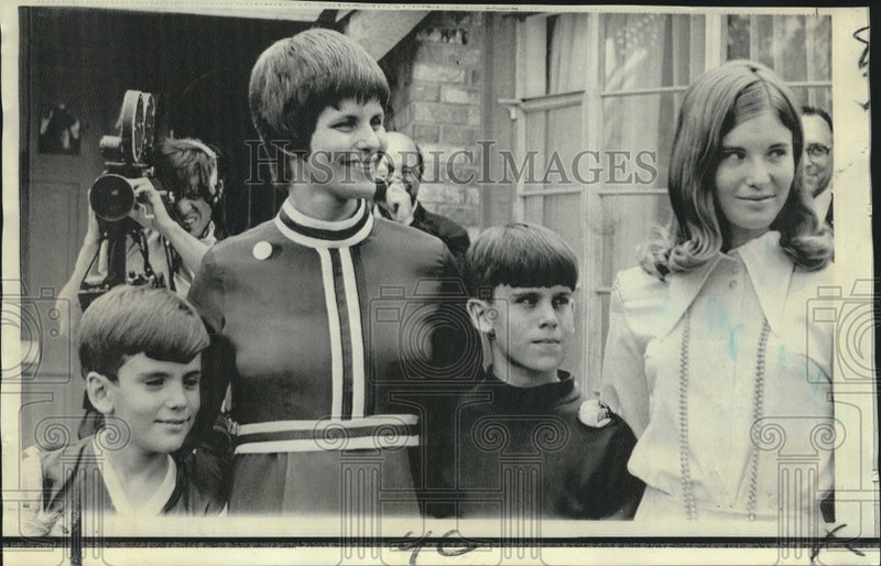 Load image into Gallery viewer, 1970 Press Photo Mrs. Fred Haise &amp; children meet newsmen at their Houston home.
