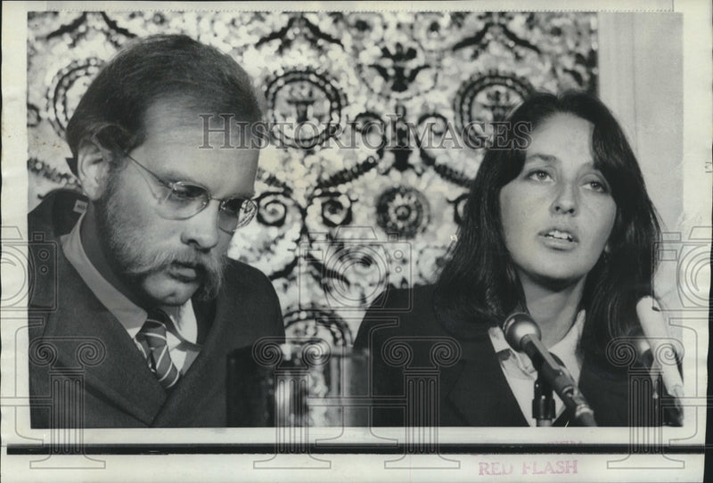 Load image into Gallery viewer, 1968 Press Photo Singer-pacifist Joan Baez &amp; Dave Harris, draft resister, to wed
