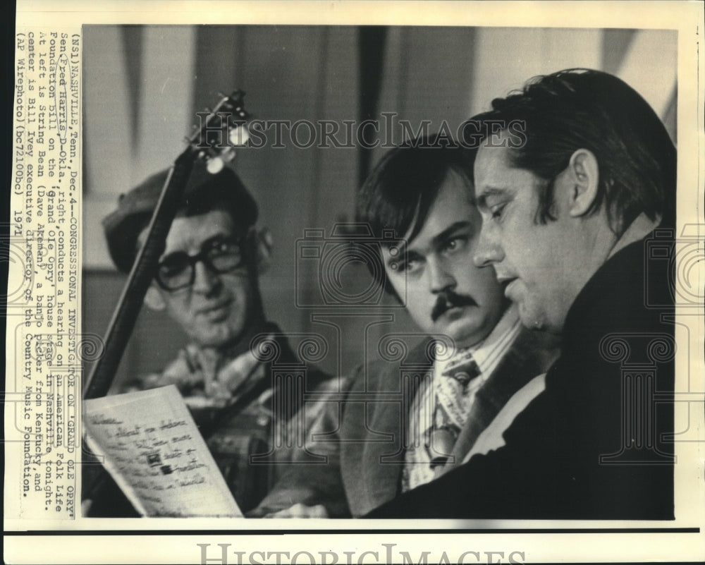 1971 Press Photo Senator Harris on Grand Ole Opry stage with String Bean &amp; Ivey
