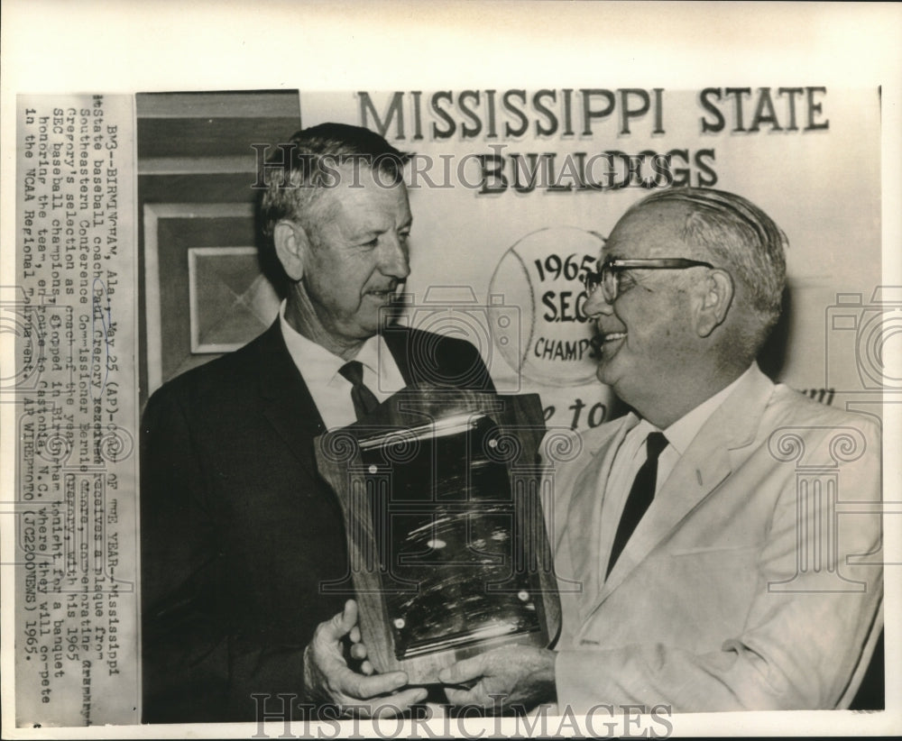 1965 Press Photo Mississippi&#39;s baseball coach receives &quot;Coach of the Year.&quot;