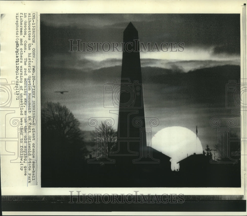 1971 Press Photo Giant orange sun-ball over Greton Monument in Ft. Griswold Park