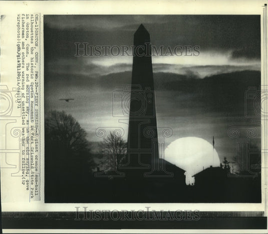 1971 Press Photo Giant orange sun-ball over Greton Monument in Ft. Griswold Park