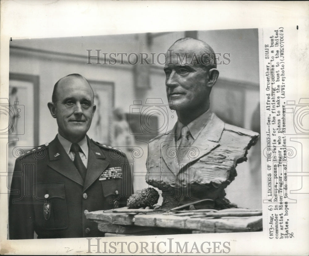 1956 Press Photo General Alfred Gruenther poses for artist Tregor in Paris