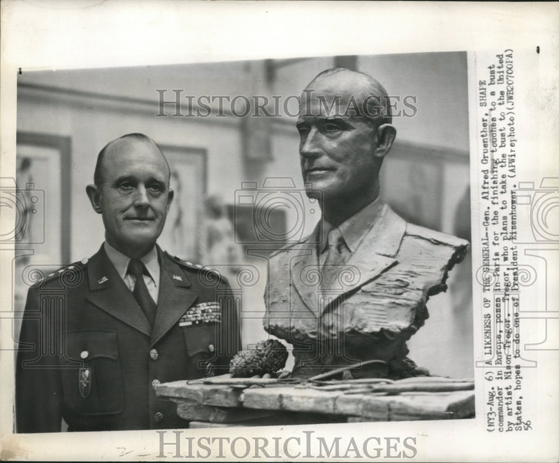 Load image into Gallery viewer, 1956 Press Photo General Alfred Gruenther poses for artist Tregor in Paris
