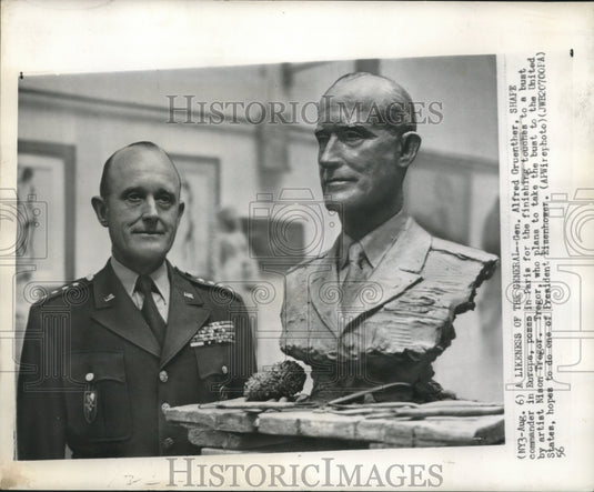 1956 Press Photo General Alfred Gruenther poses for artist Tregor in Paris