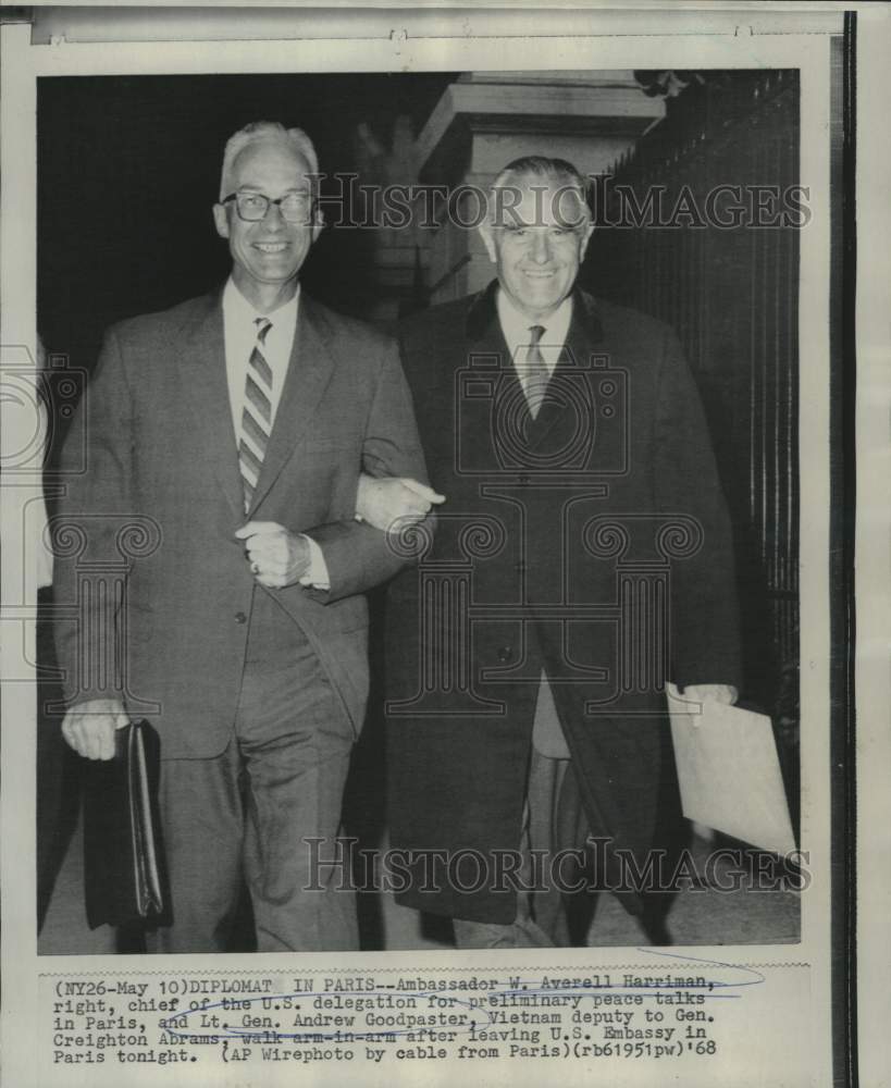 1968 Press Photo Ambassador Harriman &amp; Lt. Gen. Goodpaster leave U.S. Embassy