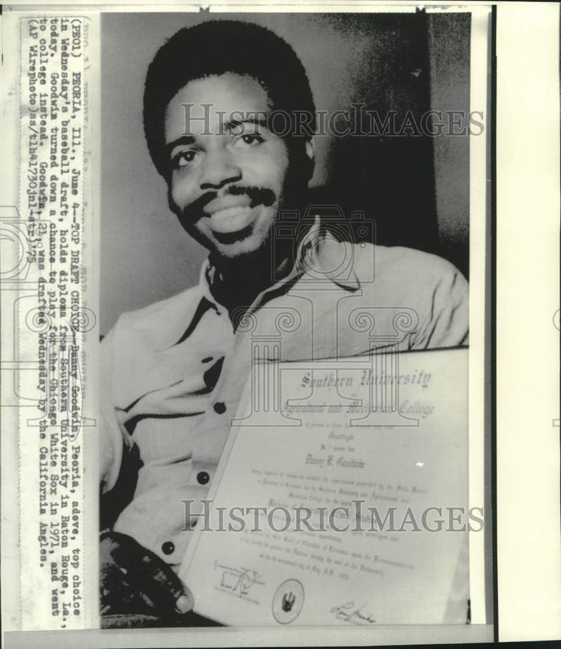 Load image into Gallery viewer, 1975 Press Photo Top Draft choice Danny Goodwin with Southern University diploma
