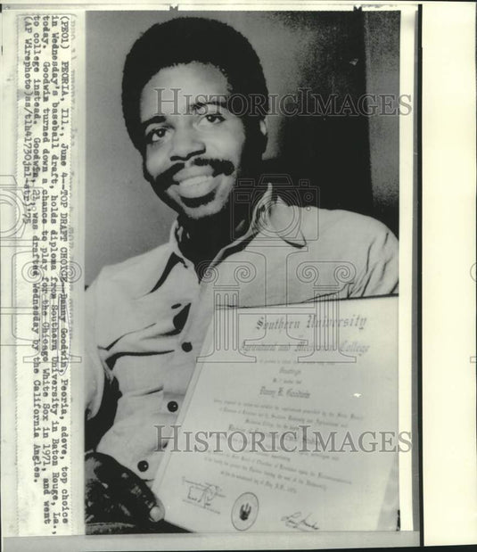 1975 Press Photo Top Draft choice Danny Goodwin with Southern University diploma