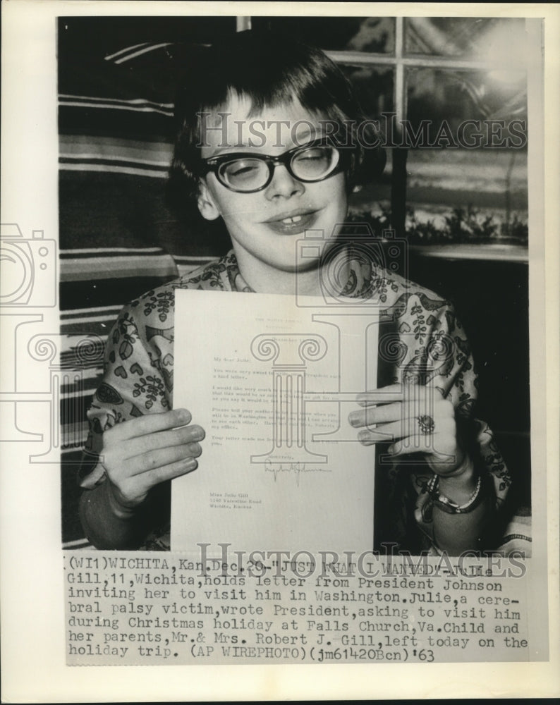 1963 Press Photo Julie Gill of Wichita shows letter from President Johnson
