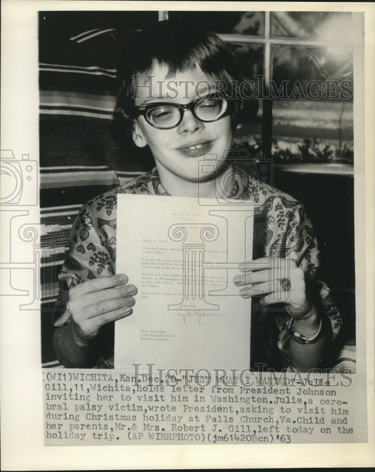 1963 Press Photo Julie Gill of Wichita shows letter from President Johnson